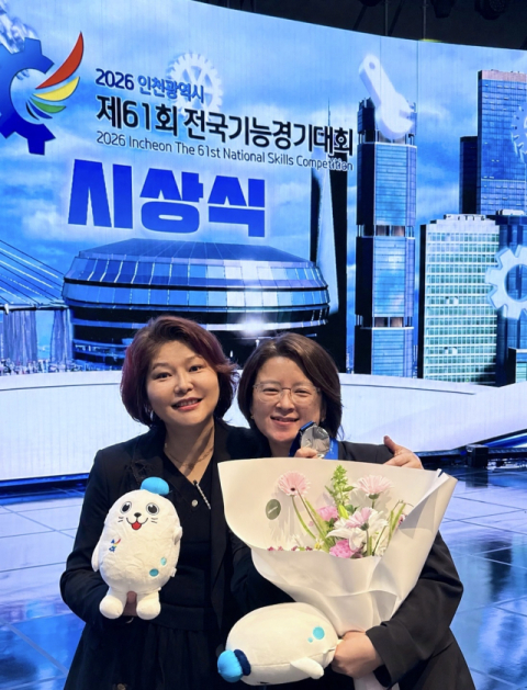 영산대 미용건강관리학과 하윤경 학생이 최근 ‘제61회 전국기능경기대회’ 헤어디자인 직종에서 은메달을 수상했다. 사진 왼쪽부터 김경란 교수, 하윤경 학생. 영산대 제공