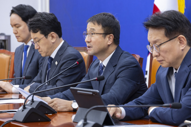 더불어민주당 한병도 원내대표가 1일 국회에서 열린 원내대책회의에서 발언하고 있다. 연합뉴스