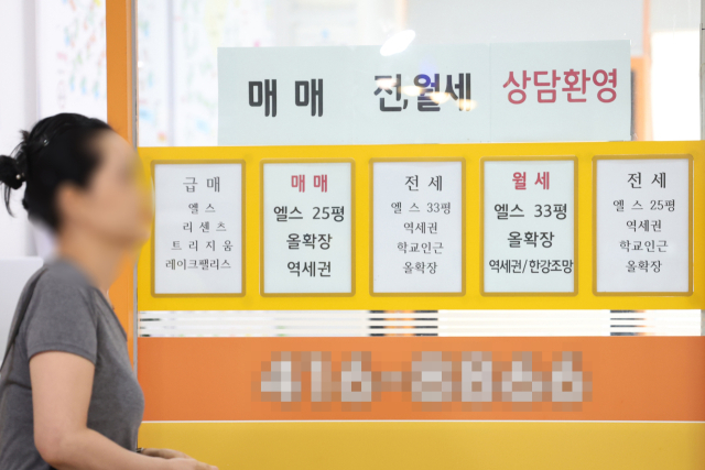 정부가 비거주 1주택자의 종합부동산세 기본공제를 현행 수준인 공시가격 기준 12억원으로 유지하는 방안을 유력 검토하는 것으로 알려진 27일 서울의 한 부동산 앞에 매물표가 붙어 있다. 연합뉴스