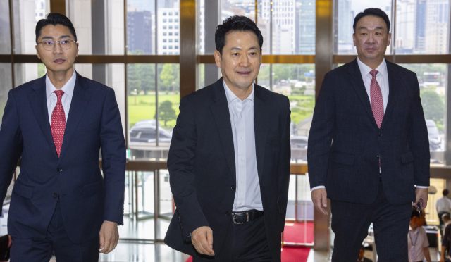 국민의힘 장동혁 대표(가운데)와 정희용 사무총장(오른쪽)이 1일 국회에서 열린 제439회 정기국회 개회식에 입장하고 있다. 연합뉴스