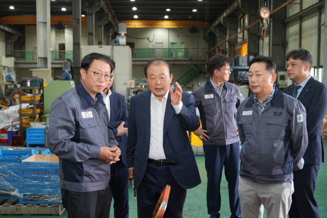부산상공회의소 양재생(가운데) 회장이 1일 부산 사하구 화신볼트산업에서 정순원(오른쪽) 대표이사 등 회사 관계자와 함께 특수볼트 생산 공정을 둘러보고 있다. 부산상공회의소 제공