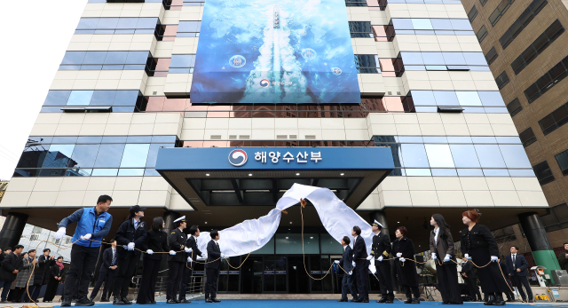 해양수산부가 1일 2013년 재출범 이후 가장 많은 8조 2636억 원 규모의 내년도 예산안을 발표했다. 사진은 지난해 12월 23일 부산 동구로 이전한 해양수산부 임시청사에서 현판식이 열려 이재명 대통령이 참석한 모습. 연합뉴스