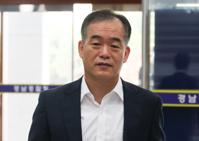 경찰청 차장으로 임명돼 경찰청장 직무대행을 맡게 된 김종철 신임 차장이 2일 오전 경남 창원시 의창구 경남경찰청으로 출근하고 있다. 연합뉴스
