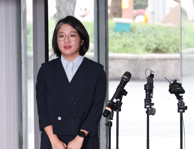 용혜인 성평등가족부 장관 후보자가 2일 서울 서대문구에 마련된 인사청문회 준비 사무실로 출근하며 취재진의 질문에 답하고 있다. 연합뉴스