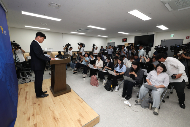 1일 제주경찰청 기자실에서 정태운 제주경찰청 수사과장이 '실종 허위종결' A경장 사건 수사결과에 대해 공식 브리핑을 하고 있다. 연합뉴스