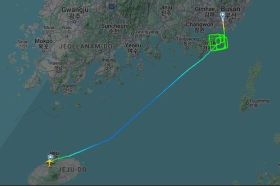 올해 5월 19일 오후 9시께 김해국제공항 주변 항공기 궤적. 당시 김해공항 인근에서 드론으로 추정되는 비행체가 발견돼 항공기 운항이 한때 중단됐다. 플라이트레이더 캡처