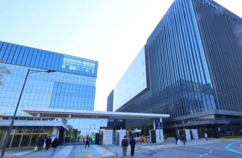 인천 삼성바이오로직스 공장에 직원들이 출근하고 있는 모습. 연합뉴스