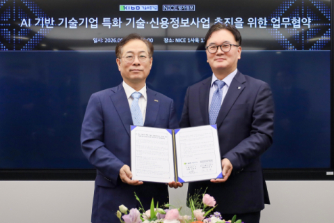 권형택 기보 이사장(왼쪽)과 김종윤 NICE평가정보 대표이사가 업무협약 후 기념촬영을 하고 있다. 기보 제공