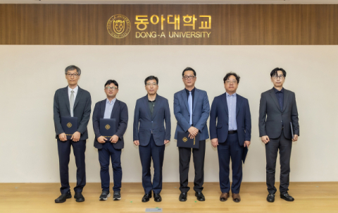 1일 조기승진 임명장 수여식에서 조기승진 교원들이 이해우 총장과 기념촬영을 하고 있다. 왼쪽부터 임옥근·설영수·이진환·김상진·전동산 교수. 동아대 제공
