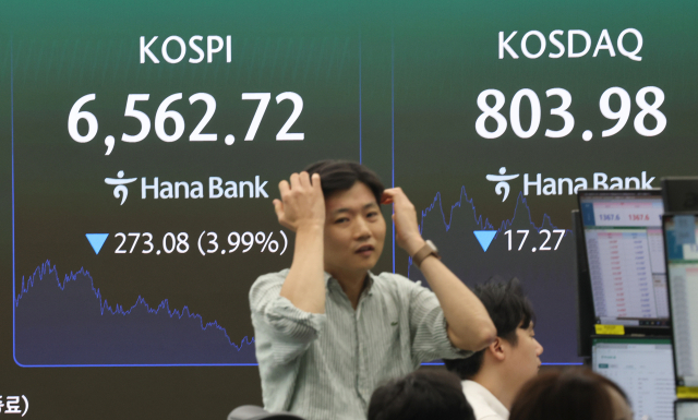 2일 서울 중구 하나은행 딜링룸 전광판에 코스피 종가가 표시돼 있다. 연합뉴스