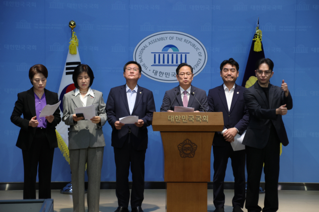 국민의힘 부산 의원들이 2일 오전 국회에서 기자회견을 열고 공공기관 2차 이전에서 금융위원회와 금융감독원을 부산으로 이전할 것을 촉구했다. 박수영 의원실 제공