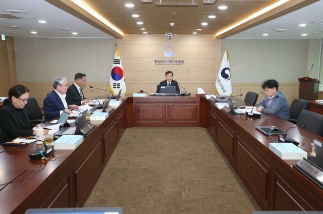 김종철 방송미디어통신위원장(가운데)이 2일 정부과천청사에서 ‘2026년 제32차 전체회의’를 진행하고 있다. 방미통위 제공.