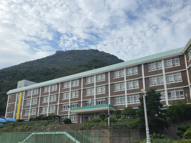 지난해 학부모 반대로 무산됐던 부산 영도구 절영초등학교 통폐합 논의가 다시 수면 위로 떠올랐다. 사진은 절영초등학교 전경. 김재량 기자 ryang@
