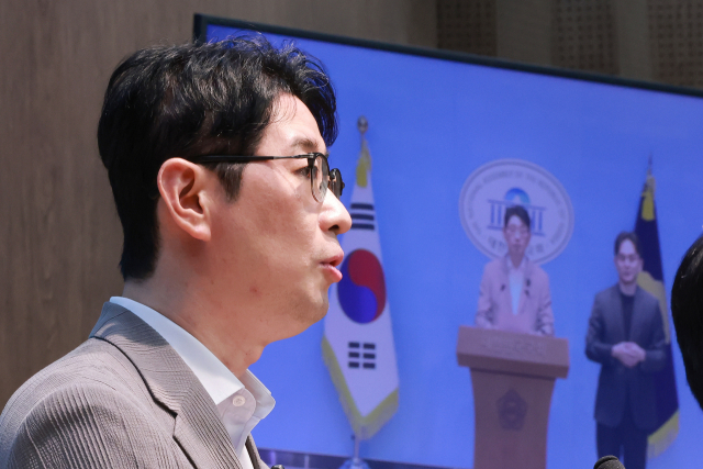 국회 법제사법위원인 국민의힘 주진우 의원이 2일 국회 소통관에서 김성수 대법관 후보자가 시세대로라면 불가능한 전세금으로 강남구 아파트에 장기 거주하며 증여세를 탈세해온 의혹이 있다고 주장하는 기자회견을 하고 있다. 연합뉴스