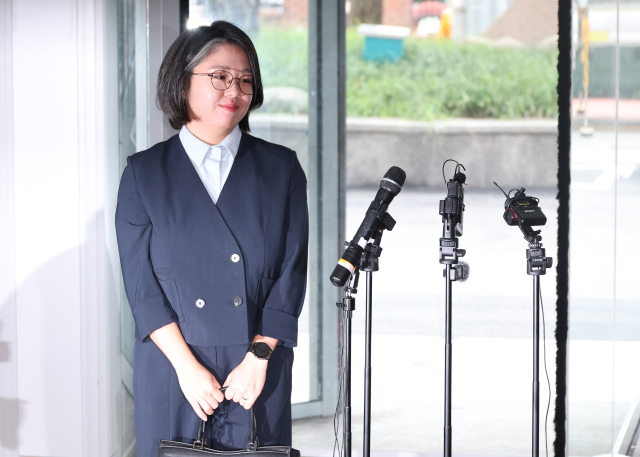 용혜인 성평등가족부 장관 후보자가 2일 서울 서대문구에 마련된 인사청문회 준비 사무실로 출근하고 있다. 연합뉴스