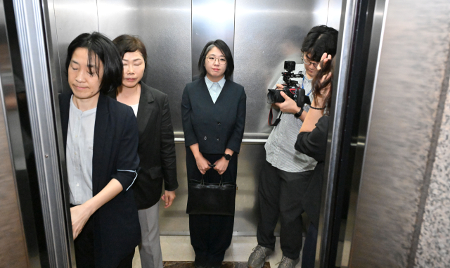 용혜인 성평등가족부 장관 후보자가 2일 서울 서대문구에 마련된 인사청문회 준비 사무실로 출근하고 있다. 연합뉴스