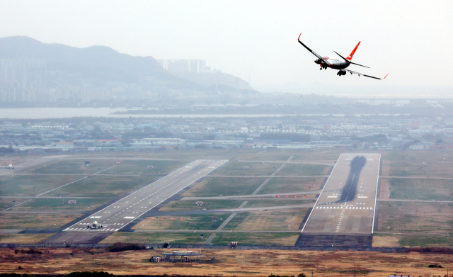 김해공항 첨단위성항법 도입으로 김해공항 복행과 회항 문제가 해결될지 주목된다. 김해국제공항에 항공기가 착륙하고 있다. 부산일보DB