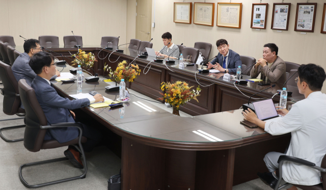 지난달 31일 부산일보사 회의실에서 열린 ‘다시, 지방분권’ 기획 보도 좌담회에 참석한 전문가들이 지방분권 정립 방안에 대해 논의하고 있다. 이재찬 기자 chan@