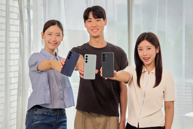 삼성전자 모델이 프리미엄 기능을 갖춘 ‘갤럭시 S26 FE’를 소개하고 있다.삼성전자 제공