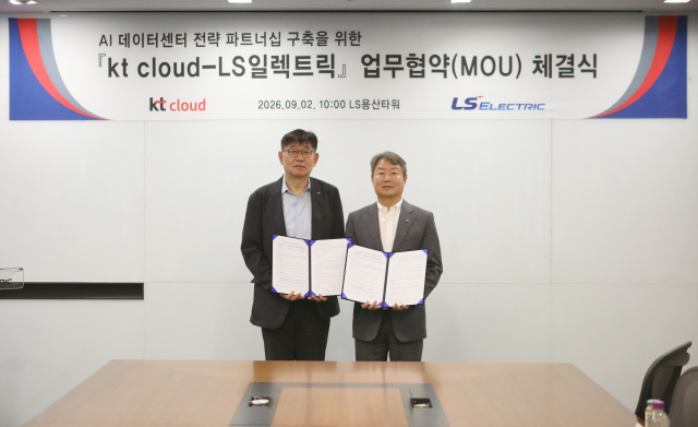 LS일렉트릭은 지난 2일 LS용산타워에서 KT클라우드와 ‘AI 데이터센터 전략적 파트너십 구축을 위한 업무협약(MOU)’을 체결했다고 밝혔다. 사진은 (왼쪽부터) 채대석 LS일렉트릭 대표, 김봉균 KT클라우드 대표가 MOU 체결 후 기념촬영을 하는 모습. LS일렉트릭 제공