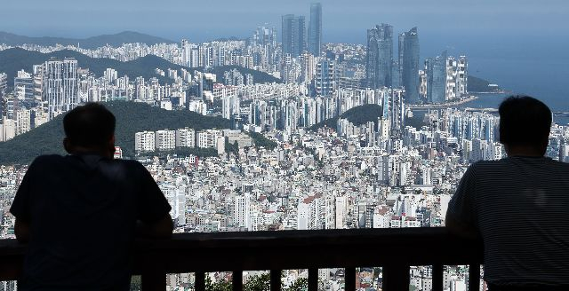 내 집 마련을 위한 징검다리로 여겨져 왔던 전세 제도가 최근 전세사기 문제 등이 불거지면서 사회적 재앙의 뇌관처럼 취급받는 처지가 됐다. 부산 수영구 금련산 전망대에서 바라본 수영구와 해운대구의 도심 모습. 대형 아파트 단지들이 한눈에 들어온다. 정종회 기자 jjh@