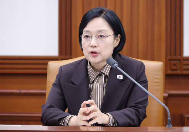 한성숙 국무총리가 3일 서울 종로구 정부서울청사에서 열린 국가정책조정회의에서 발언하고 있다. 연합뉴스