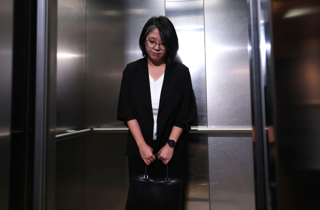 용혜인 성평등가족부 장관 후보자가 3일 서울 서대문구에 마련된 인사청문회 준비 사무실로 출근하고 있다. 연합뉴스
