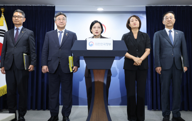 한성숙 국무총리가 3일 서울 종로구 정부서울청사에서 열린 행정·공공기관 이전 및 공공기관 기능 개혁 관련 기자회견에서 발언하고 있다. 연합뉴스