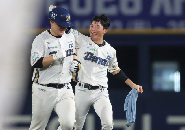 지난 2일 창원NC파크에서 열린 2026 KBO리그 KIA와 NC의 경기에서 9회 말 2사 만루 상황에서 볼넷을 얻은 NC 김형준(사진 왼쪽)과 최정원이 기뻐하고 있다. 연합뉴스