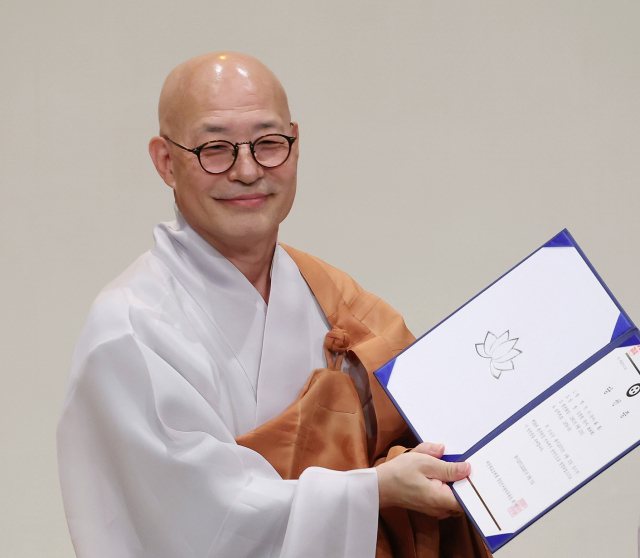 3일 종로구 한국불교역사문화기념관 내 전통문화예술공연장에서 열린 제38대 대한불교조계종 총무원장 선거에서 차기 총무원장에 당선된 진우스님이 당선증을 받고 카메라를 바라보고 있다. 연합뉴스