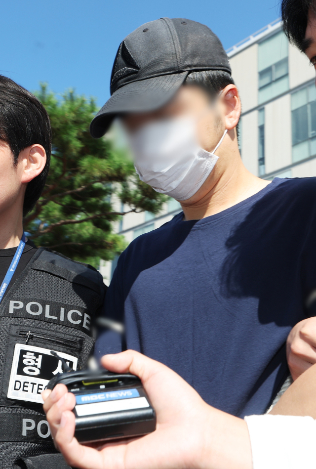 아내를 살해한 현직 공무원 A 씨가 3일 구속 전 피의자 심문(영장실질심사)에 출석하기 위해 경기도 성남시 분당경찰서 유치장에서 나오고 있다. 연합뉴스