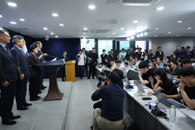 한성숙 국무총리가 3일 서울 종로구 정부서울청사에서 열린 행정·공공기관 이전 및 공공기관 기능 개혁 관련 기자회견에서 발표하고 있다. 연합뉴스