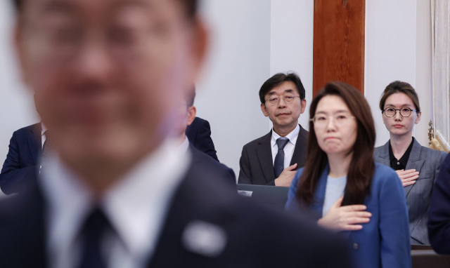 이승원 해외언론비서관(오른쪽부터), 강유정 수석대변인, 김회승 보도지원비서관(춘추관장)이 3일 청와대에서 열린 이재명 대통령 주재 수석보좌관회의에서 국민의례를 하고 있다. 연합뉴스