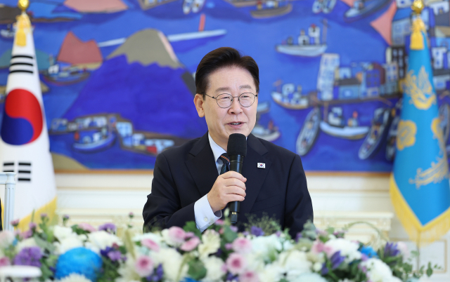이재명 대통령이 4일 청와대에서 열린 시민사회 초청 간담회에서 인사말을 하고 있다. 연합뉴스