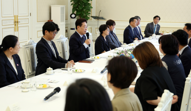 이재명 대통령이 4일 청와대에서 열린 시민사회 초청 간담회에서 인사말을 하고 있다. 연합뉴스