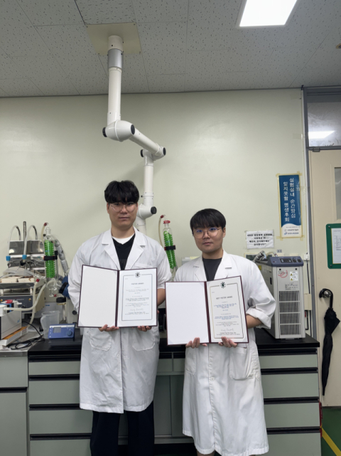 (왼쪽부터) 우수상 김동원, 최우수상 황주영 학생. 신라대 제공