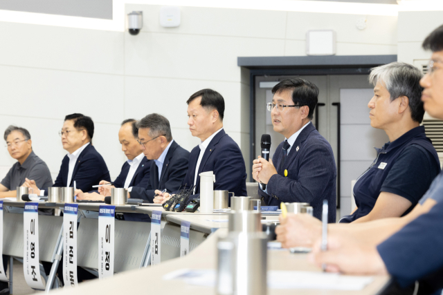 김성환(왼쪽 여섯 번째) 기후에너지환경부 장관이 4일 서울 영등포구 한국전력 남서울본부에서 발전 5개사 및 노동조합과 함께 발전공기업 통합방안에 대한 간담회를 주재하고 의견을 나누고 있다. 기후부 제공