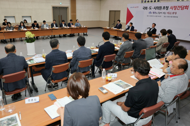 양산시가 지난 4일 시청 대회의실에서 열린 국회·도시의원 초청 시정간담회에서 ‘지방도 1028호’ 국도 승격 협조를 요청하고 있다. 양산시 제공