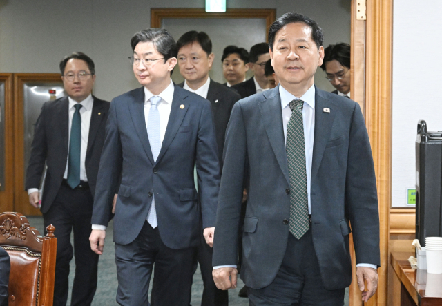 구윤철 부총리, 시장상황점검회의 참석 (서울=연합뉴스) 구윤철 부총리 겸 재정경제부 장관이 4일 서울 중구 은행연합회에서 열린 시장상황점검회의에 참석하고 있다. 연합뉴