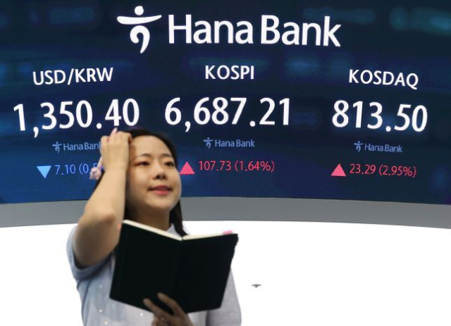4일 서울 중구 하나은행 딜링룸 현황판에 코스피와 원달러 환율 등이 표시되고 있다. 연합뉴스