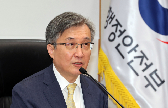 4일 서울 종로구 정부서울청사에서 열린 중대범죄수사청장 후보추천위원회 회의에서 이주원 위원장이 발언하고 있다. 연합뉴스