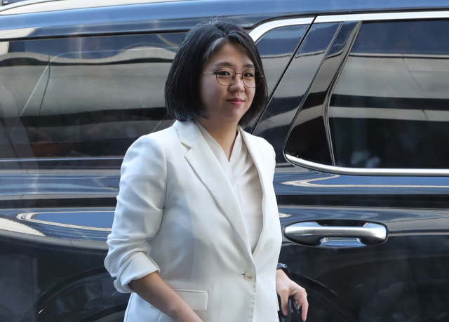 용혜인 성평등가족부 장관 후보자가 4일 서울 서대문구에 마련된 인사청문회 준비 사무실로 출근하고 있다. 연합뉴스