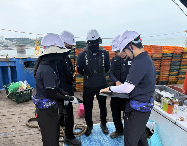 해양수산부 어선원안전감독관과 한국해양교통안전공단(KOMSA) 중부어선원안전보건센터 직원이 어선승선실습을 위한 출항 전 안전점검회의를 진행하고 있다. KOMSA 제공