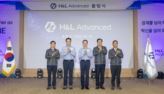 4일 충남 서산 대산석유산업단지에서 열린 H&L어드밴스드 공식 출범식 기념 촬영 모습. 왼쪽부터 조남수 H&L어드밴스드 공동대표, 정임주 HD현대오일뱅크 대표, 송명준 HD현대오일뱅크 대표, 이영준 롯데그룹 화학군 총괄대표, 천양식 H&L어드밴스드 공동대표. HD현대 제공