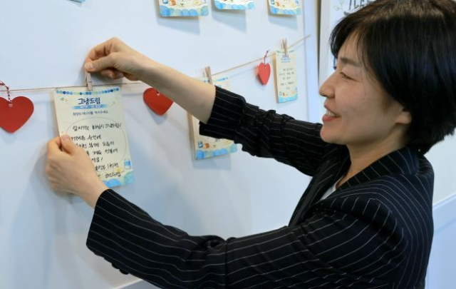 현수엽 보건복지부 1차관이 올해 5월 21일 경기도 화성시 그냥드림 사업장을 찾아 격려의 메시지를 부착하고 있다. 복지부 제공