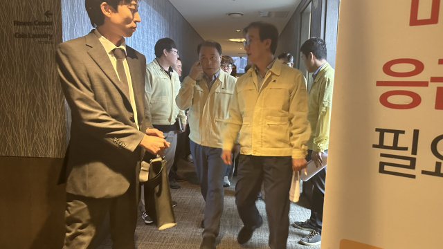 6일 오후 전재수 부산시장이 부산 동구의 한 호텔에서 오륙도 예인선 전복 사고로 실종된 선원들의 가족들을 만났다. 이예슬 기자 ys@