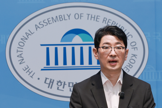국민의힘 주진우 의원이 6일 국회 소통관에서 김승원 법무부 장관 후보자 가족이 근무하는 '한국아동발달 사회적협동조합'과 관련해 특혜를 받았다는 의혹을 제기하고 있다. 연합뉴스