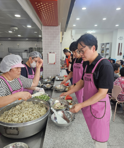 부산연탄은행 밥상공동체는 ㈜비엔씨티와 아이앤케이신항만㈜와 함께 지역 어르신들을 대상으로 삼계탕 나눔을 진행했다. 부산연탄은행 제공