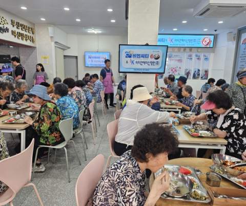 부산연탄은행 밥상공동체는 ㈜비엔씨티와 아이앤케이신항만㈜와 함께 지역 어르신들을 대상으로 삼계탕 나눔을 진행했다. 부산연탄은행 제공