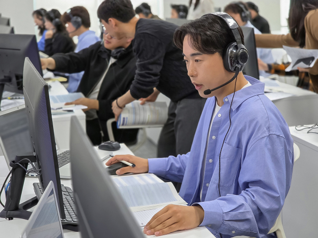 지난 4월 경기도 수원 삼성전자 인재개발원에서 삼성전자 감독관들이 상반기 삼성직무적성검사(GSAT) 응시자를 대상으로 예비 소집을 진행하고 있는 모습.삼성 제공